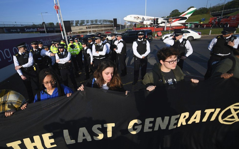 Ekologičtí aktivisté v Londýně protestují u letiště Heathrow (19. 4. 2019)