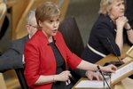 Výsledek hlasování regionálního parlamentu poskytl mandát první ministryni Nicole Sturgeonové, aby se s Londýnem dohodla na podmínkách a termínu nového plebiscitu, který by se podle návrhu Edinburghu měl konat mezi podzimem 2018 a jarem 2019.