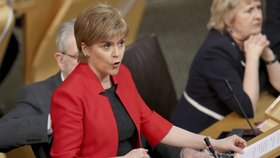Výsledek hlasování regionálního parlamentu poskytl mandát první ministryni Nicole Sturgeonové, aby se s Londýnem dohodla na podmínkách a termínu nového plebiscitu, který by se podle návrhu Edinburghu měl konat mezi podzimem 2018 a jarem 2019.