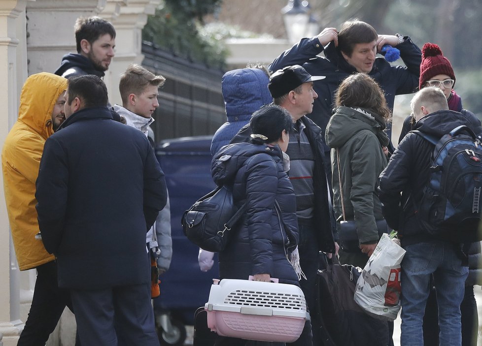 23 ruských diplomatů na výzvu britské vlády opustilo Londýn. (21. 3. 2018)