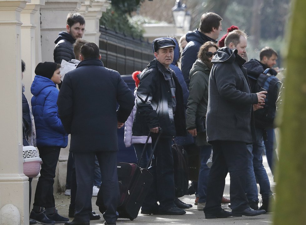 23 ruských diplomatů na výzvu britské vlády opustilo Londýn.