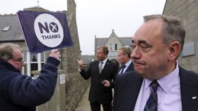 Skotský premiér Alex Salmond smutně kouká na odpůrce samostatnosti Skotska, kteří rozhodli o jeho prohře.