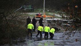 Tři děti zemřely poté, co spadly do ledové vody jezera v britském městě Solihull.