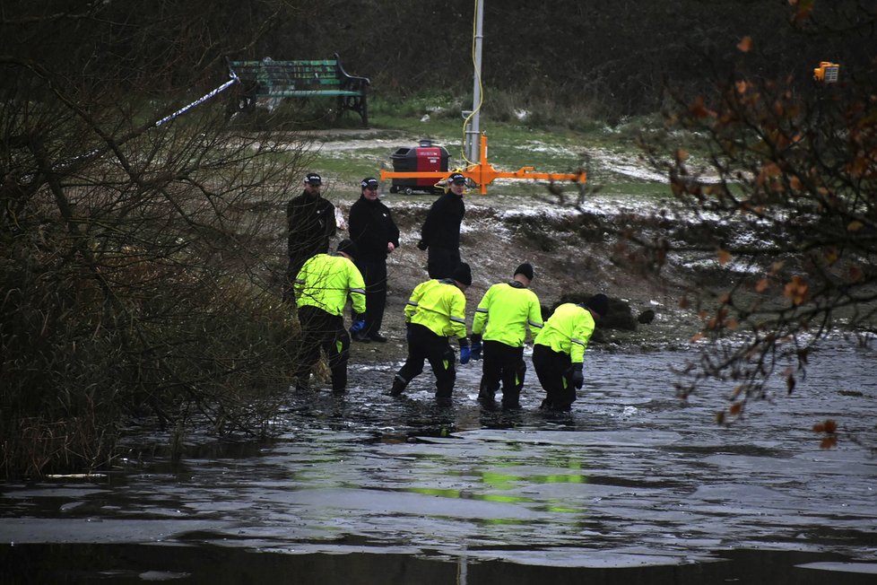 Tři děti zemřely poté, co&nbsp;spadly&nbsp;do ledové vody jezera v britském městě Solihull.