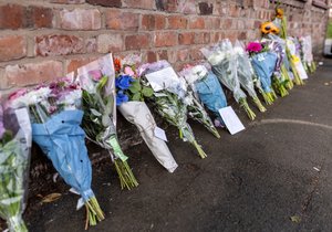 Květiny u taneční školy, kde mladík pobodal malé děti.