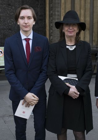 Jasper Alexander je synem Lorda Snowdona, člena královské rodiny, bývalého manželka sestry Alžběty II.