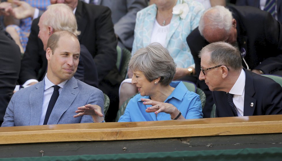 Britská premiérka Theresa Mayová s manželem Philipem na Wimbledonu. Na snímku s princem Williamem.