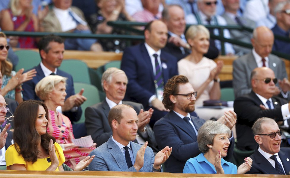 Britská premiérka Theresa Mayová s manželem Philipem na Wimbledonu. Na snímku s princem Wiliamem a vévodkyní Kate.
