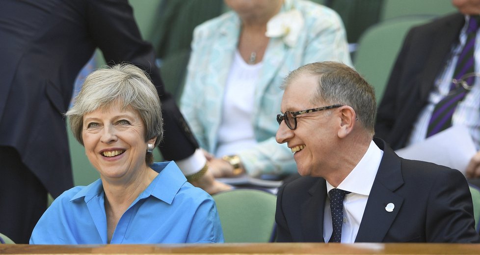 Britská premiérka Theresa Mayová s manželem Philipem na Wimbledonu.