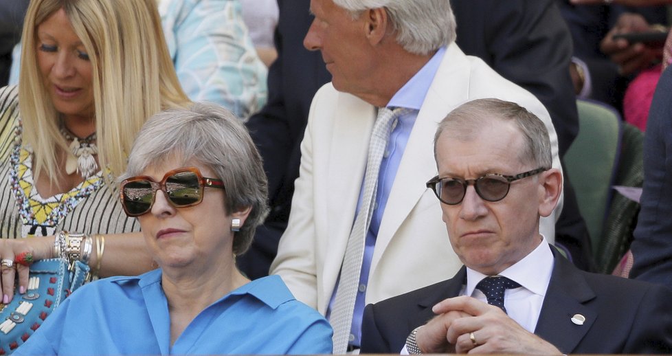 Britská premiérka Theresa Mayová s manželem Philipem na Wimbledonu.