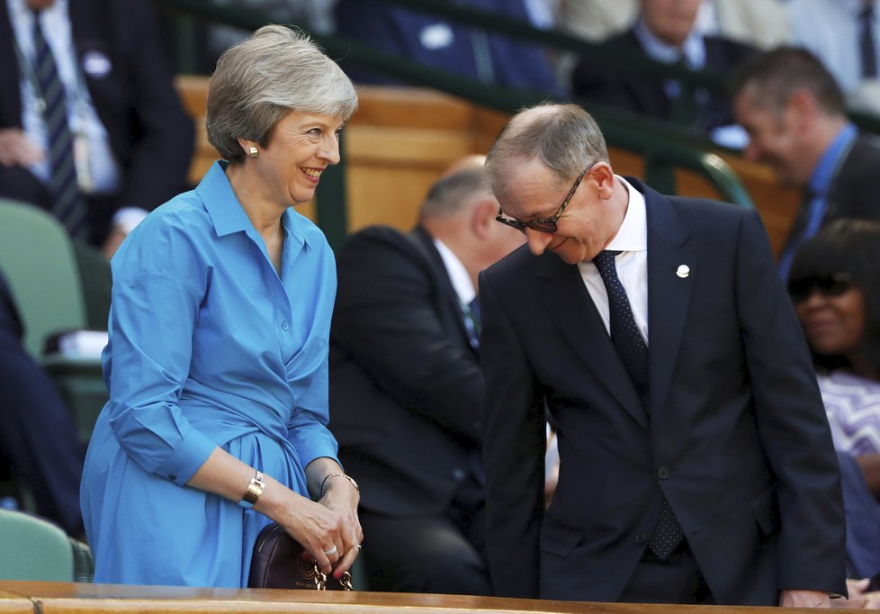 Britská premiérka Theresa Mayová s manželem Philipem na Wimbledonu.