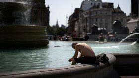 V Británii padl rekord, bylo více 40 °C. Roztekla se ranvej a „opalovák“ potřebují i prasata
