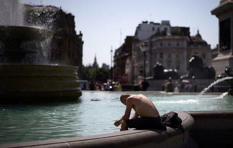 V Británii padl rekord, bylo více 40 °C. Roztekla se ranvej a „opalovák“ potřebují i prasata