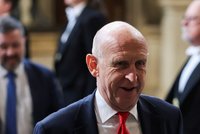 Bez peněz, bez obrany: Britský ministr práskl dveřmi. Zlomí demise vaz Starmerovi?