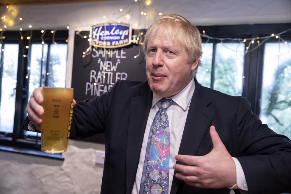 Britský premiér Boris Johnson se naplno zapojil do předvolební kampaně.