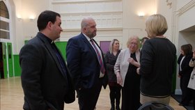 Velšský exministr Carl Sargeant spáchal sebevraždu.