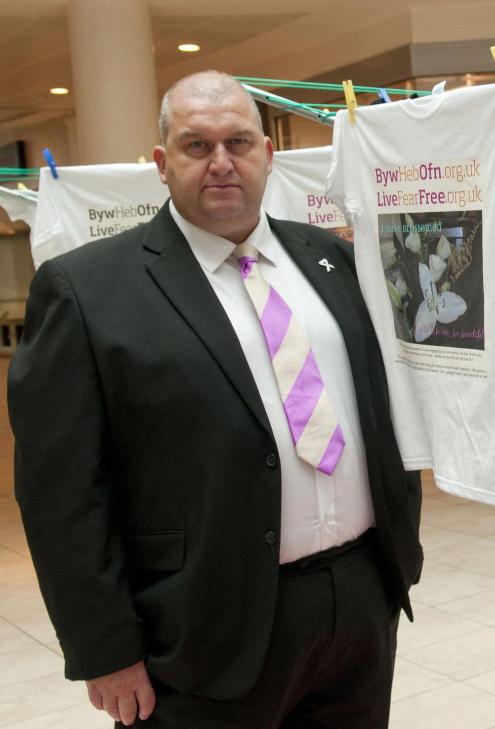 Velšský exministr Carl Sargeant spáchal sebevraždu.