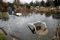 Británie čelí ničivým záplavám: Evakuace tisíce lidí, někteří ale odmítají kvůli covidu