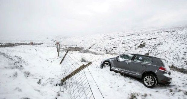 Sněhová bouře Emma udeřila. V Irsku se zastavil život, Britové povolali armádu