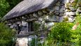 Tŷ Hyll, (Ošklivý dům) ve Snowdonii je někdy popisován jako příklad chaty tŷ unnos, ale byl pravděpodobně postaven v 19. století jako romantizovaná verze tradice.