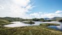 Hlavní hvězdou trasy je jezero Angle Tarn s několika ostrůvky. Zasazené mezi kopečky působí jako zjevení.