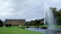 Chatsworth je tradičně pokládán za domov pana Darcyho z Pýchy a předsudku. Působivý pohled na zámek od velkého vodního kanálu s Císařskou fontánou.