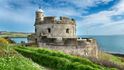 Hrad v St Mawes postavený v roce 1540 a jedna z pobřežních dělostřeleckých pevností Jindřicha VIII. a sesterský hrad Pendennisu na straně Falmouthu.