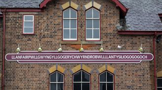 Llanfairpwllgwyngyllgogerychwyrndrobwllllantysiliogogogoch: Nejdelší místní název v Evropě