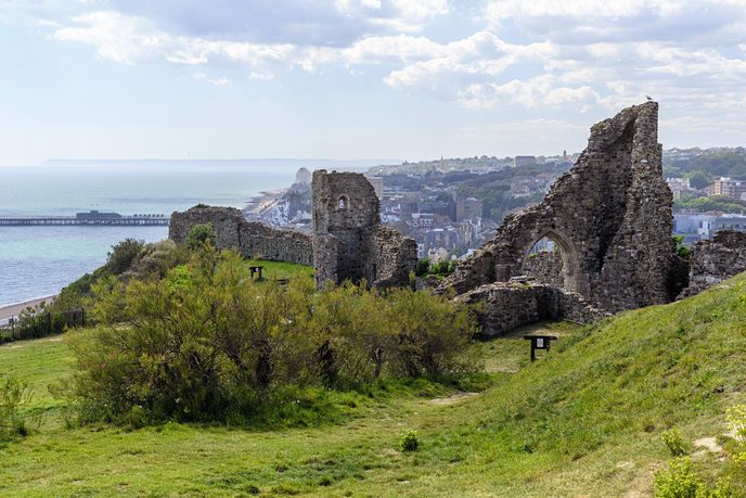 Zřícenina pevnosti v Hastingsu shlíží na místo, kde se v roce 1066 vylodili normanští dobyvatelé