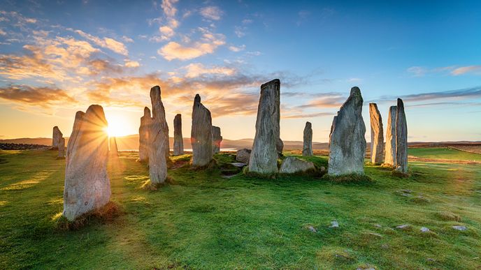 Ohromující západ slunce nad kamenným kruhem Callanish na ostrově Lwais.