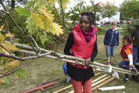 Migranti vysázeli 30 stromů v bystřickém parku. Jako symbol míru a spolupráce