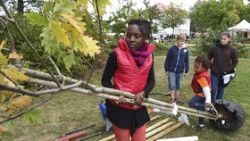 Joseline Amutuhaire z Ugandy při sázení stromů ve Velké Bystřici