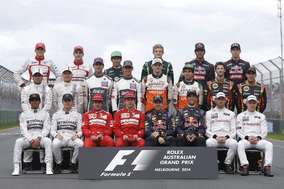 Tradiční foto jezdců před prvním závodem sezony. V první řadě sedí (zleva): Hamilton, Rosberg, Alonso, Räikkönen, Vettel, Ricciardo, Button a Magnussen. Prostředí řada (zleva): Massa, Bottas, Sutil, Gutiérrez, Hülkenberg, Perez, Grosjean a Maldonado. V zadní řadě stojí (zleva): Chilton, Bianchi, Kobajaši, Ericsson, Vergne a Kvjat.
