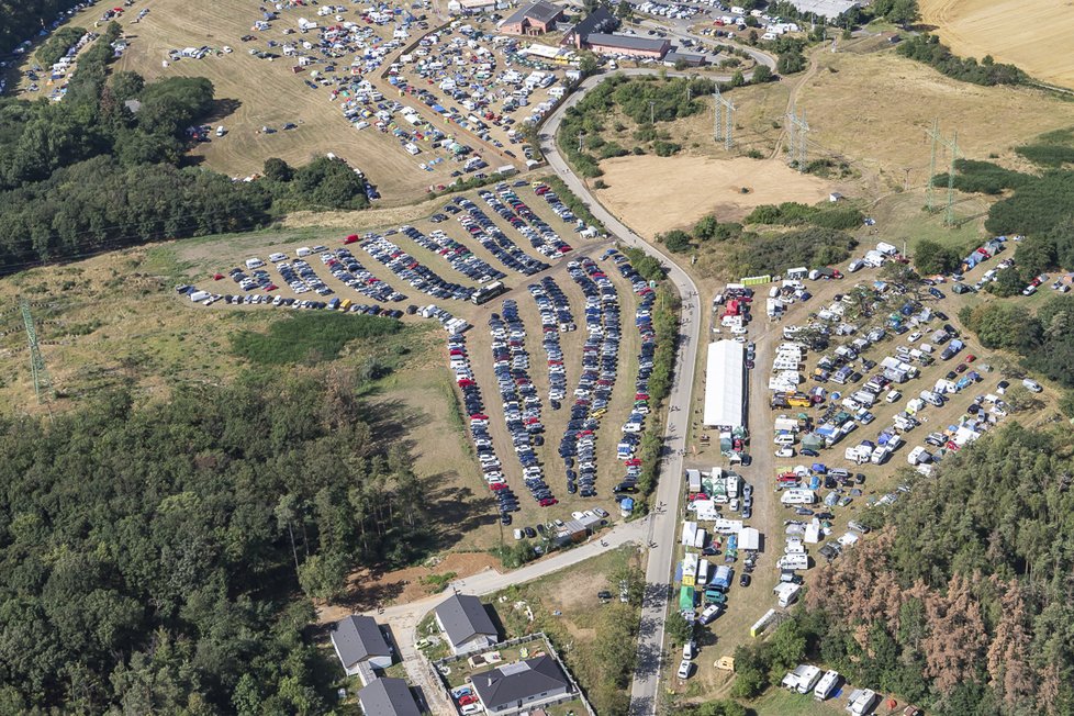 Záběry na Masarykův okruh a jeho okolí z policejního vrtulníku.