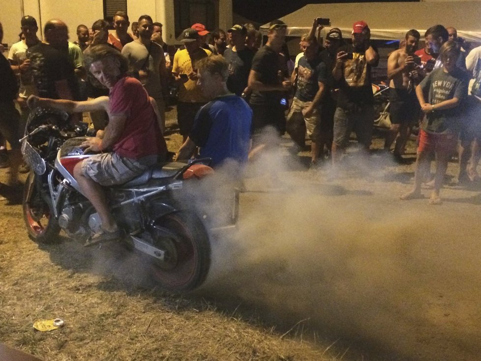 V kempech u Ostrovačic si fandové v noci na neděli pořádně zařádili. Na pořadu bylo túrování motorů, záplava alkoholu i hlasitá hudba.