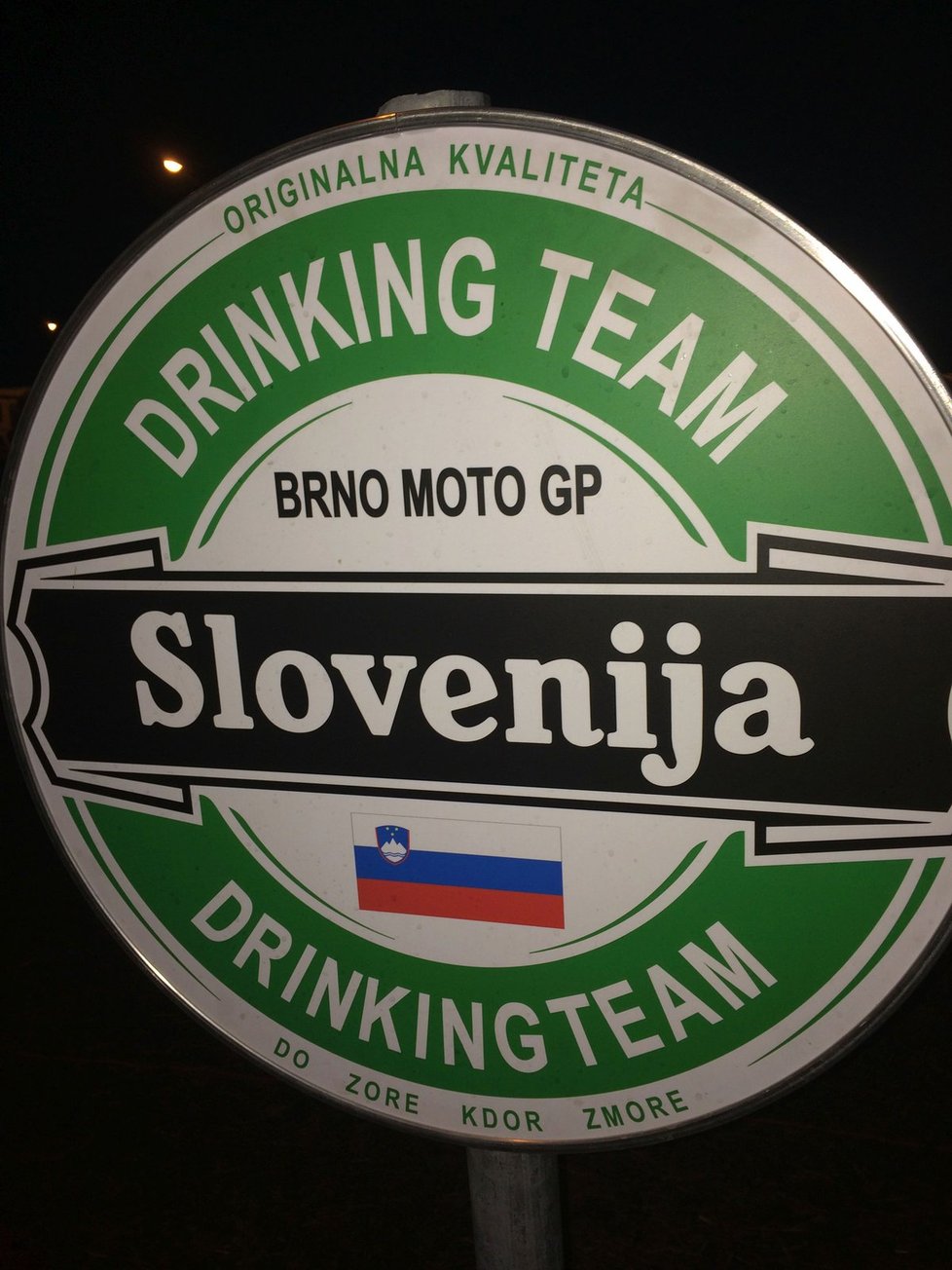 Značka hlásí, že tady začíná slovinské alkoholové území!