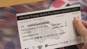 Motocykloví fandové nyní pořídí vstupenky na Velkou cenu Brna až o 40 procent levněji. Třídenní na celý podnik na sedadlovou tribunu nyní přijde na 3190 korun.
