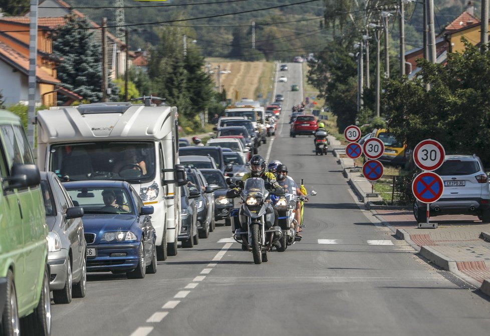 Osmdesátitisícová masa fanoušků vyráží z Brna všemi směry. Rozjezd se obešel bez kolapsových stavů na D1 i na cestách v okolí města.