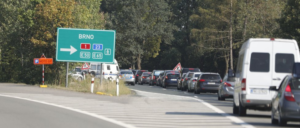 Osmdesátitisícová masa fanoušků vyráží z Brna všemi směry. Rozjezd se obešel bez kolapsových stavů na D1 i na cestách v okolí města.