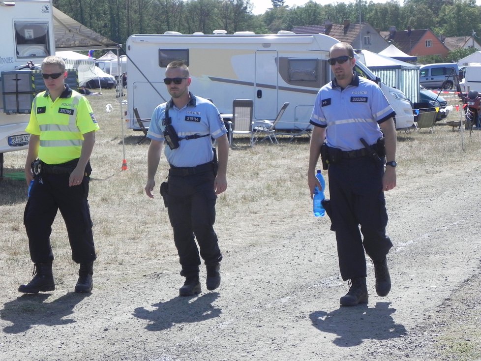 Policejní hlídka kontroluje kemp v Ostrovačicích.