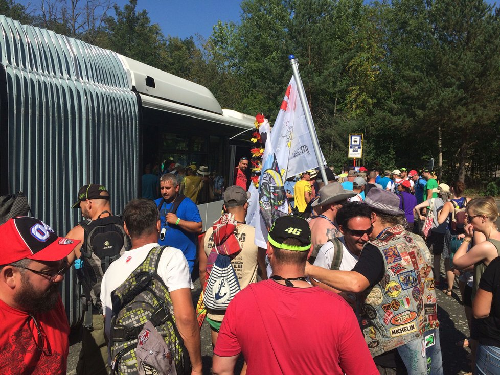 Speciální autobusová linka 400 z centra Brna na okruh je od sobotního rána napěchovaná fanoušky.