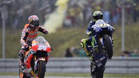 Velká cena České republiky, závod mistrovství světa silničních motocyklů, 6. srpna v Brně. Jezdci kategorie MotoGP Dani Pedrosa ze Španělska (vlevo) a Ital Valentino Rossi