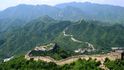 Podle historiků vznikla Velká čínská zeď na obranu před divokými kočovníky. Ve filmu brání Čínu před lidožravými monstry