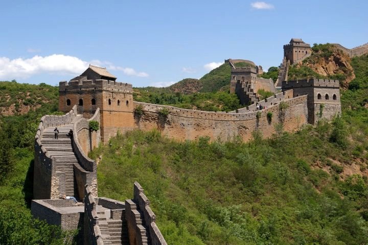 Podle historiků vznikla Velká čínská zeď na obranu před divokými kočovníky. Ve filmu brání Čínu před lidožravými monstry