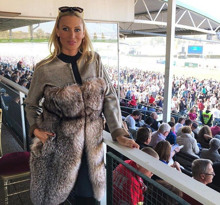 Modelka a Miss 2002 Kateřina Průšová na Velké pardubické