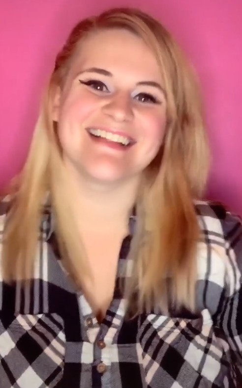 Uživatelka TikToku Hollie Bee z Velké Británie ve svých videích odhaluje problémy, které má kvůli svým nadměrně velkým prsům