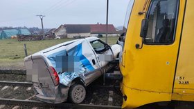 Srážka vlaku s autem u Velké Turné