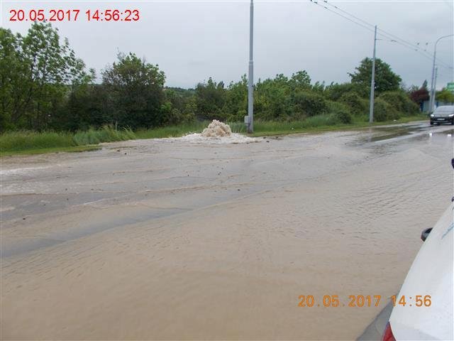 Prasklé potrubí zaplavilo v sobotu odpoledne několik sklepů rodinných domů v Brně.