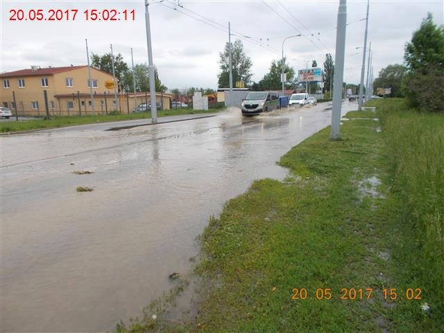 Prasklé potrubí zaplavilo v sobotu odpoledne několik sklepů rodinných domů v Brně.