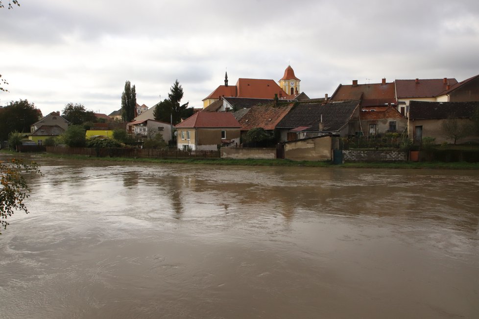 Ve čtvrtek 15. října klesla hladina řeky Moravy ve Veselí nad Moravou od půlnoci přibližně o 30 cm. Přesto nadále platí 3. povodňový stupeň.